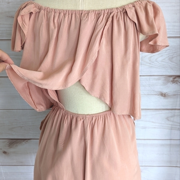 Romeo & Juliet Couture Flutter Sleeve Cut Out Romper in Peach Size Large - Picture 6 of 15